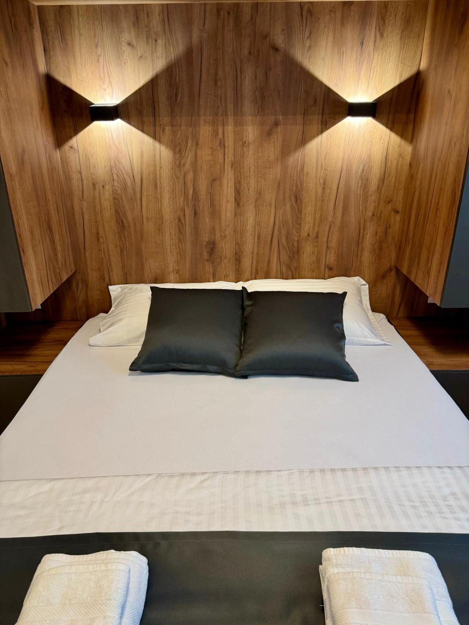 Downtown Riverside Apartments Скопие Екстериор снимка